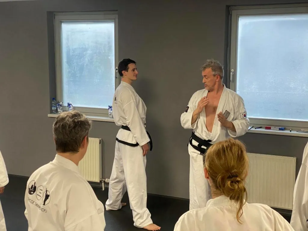 Teilnehmer des Adventslehrgangs der Taekwon-Do Schule Salzburg in großer Trainingshalle
