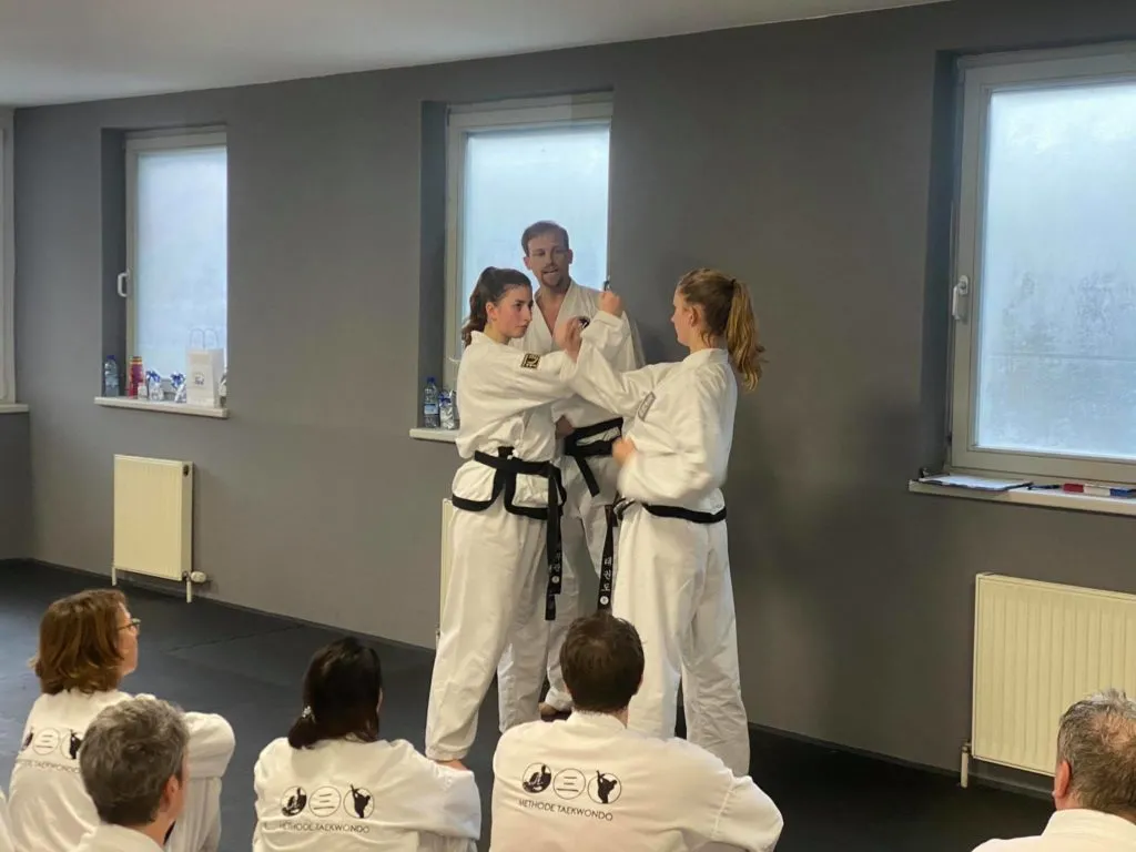 Teilnehmer des Adventslehrgangs der Taekwon-Do Schule Salzburg in großer Trainingshalle
