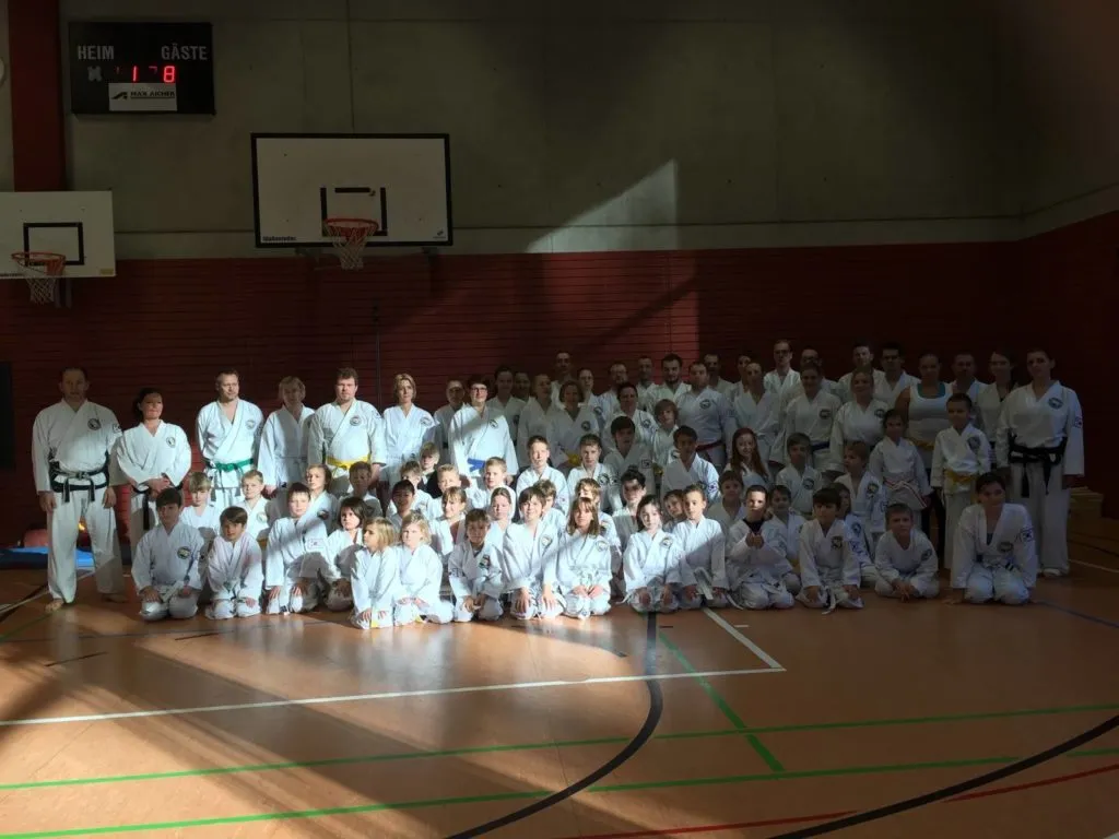 Taekwon-Do Schüler beim Jahresabschlusslehrgang in der Sporthalle des Karlsgymnasiums Bad Reichenhall