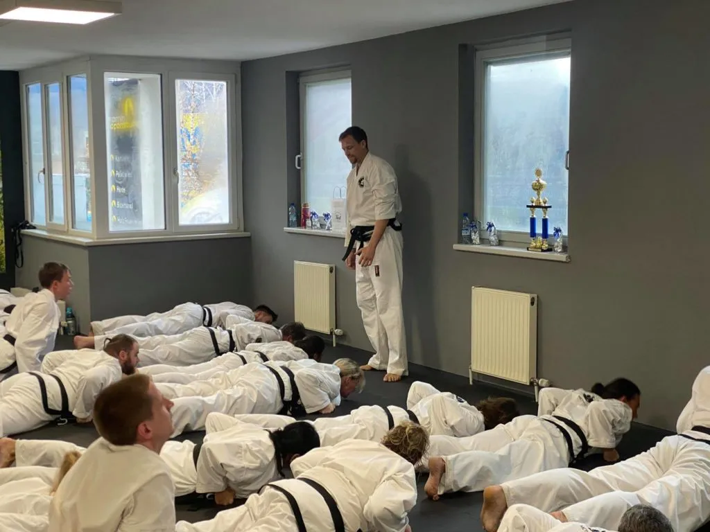 Teilnehmer des Adventslehrgangs der Taekwon-Do Schule Salzburg in großer Trainingshalle