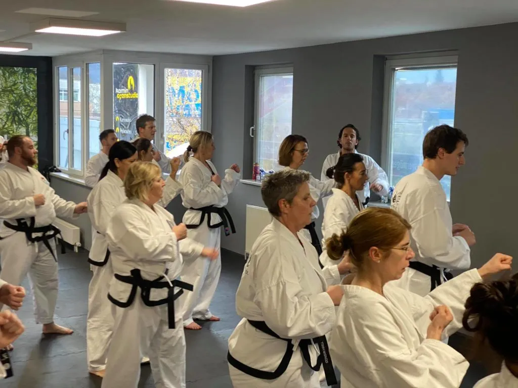 Teilnehmer des Adventslehrgangs der Taekwon-Do Schule Salzburg in großer Trainingshalle