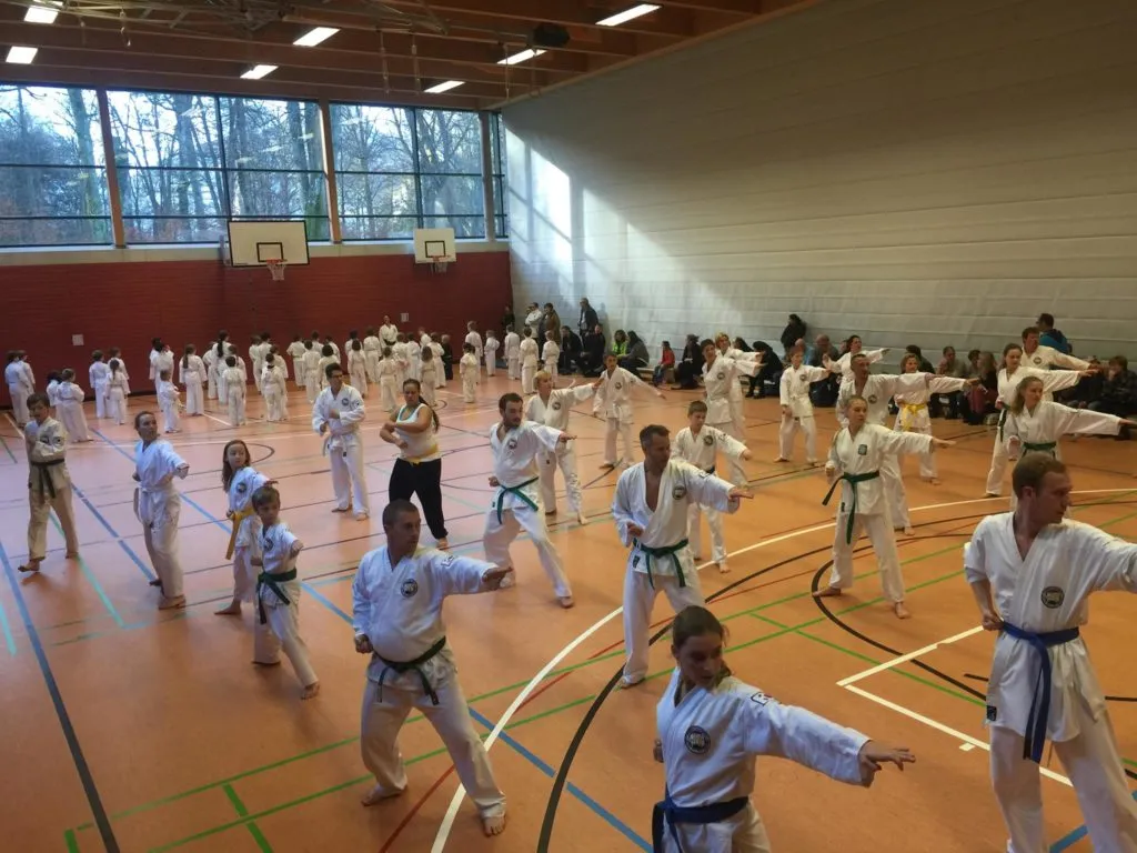 Taekwon-Do Schüler beim Jahresabschlusslehrgang in der Sporthalle des Karlsgymnasiums Bad Reichenhall