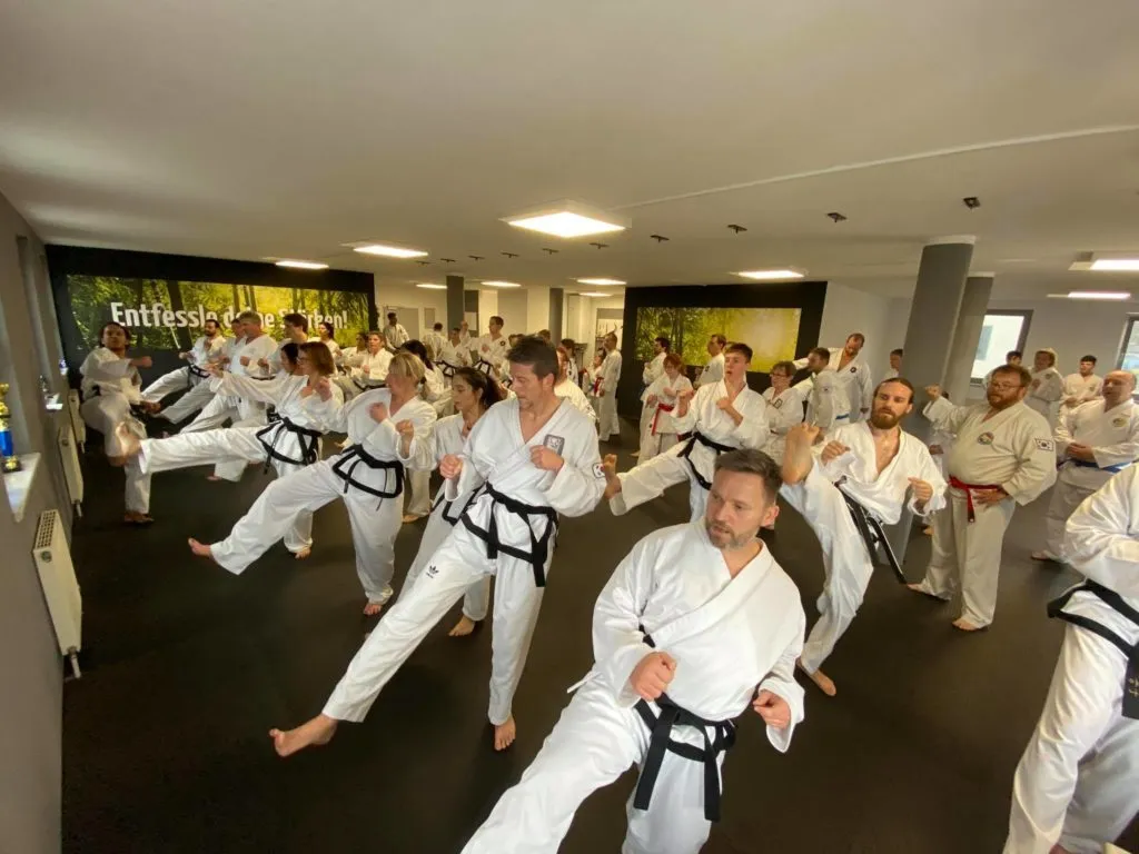 Teilnehmer des Adventslehrgangs der Taekwon-Do Schule Salzburg in großer Trainingshalle