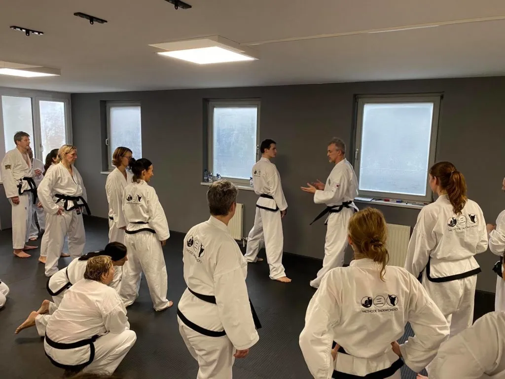 Teilnehmer des Adventslehrgangs der Taekwon-Do Schule Salzburg in großer Trainingshalle