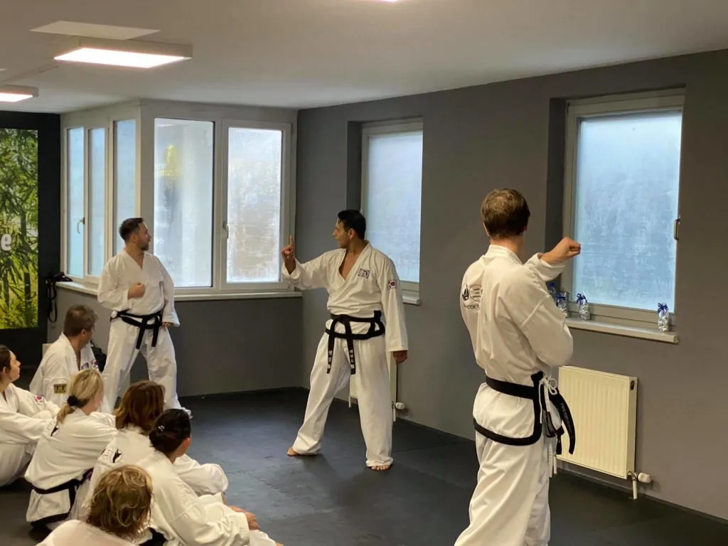 Teilnehmer des Adventslehrgangs der Taekwon-Do Schule Salzburg in großer Trainingshalle