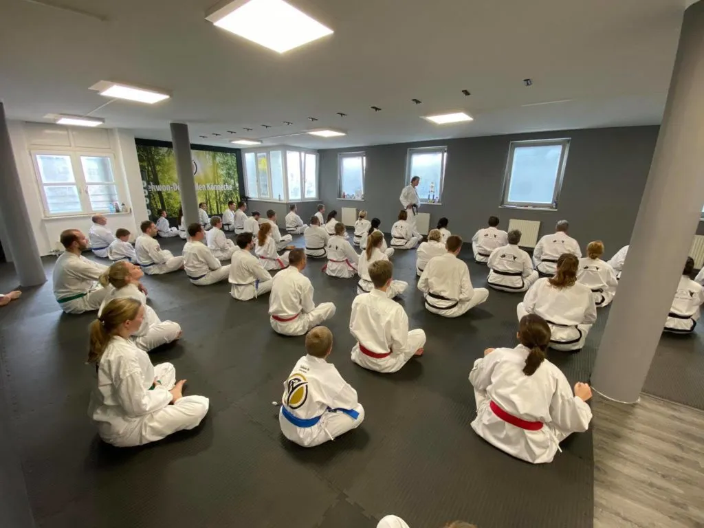 Teilnehmer des Adventslehrgangs der Taekwon-Do Schule Salzburg in großer Trainingshalle
