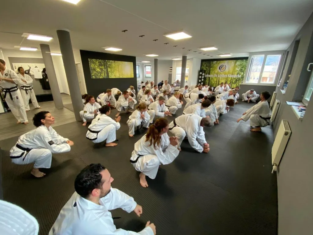 Teilnehmer des Adventslehrgangs der Taekwon-Do Schule Salzburg in großer Trainingshalle