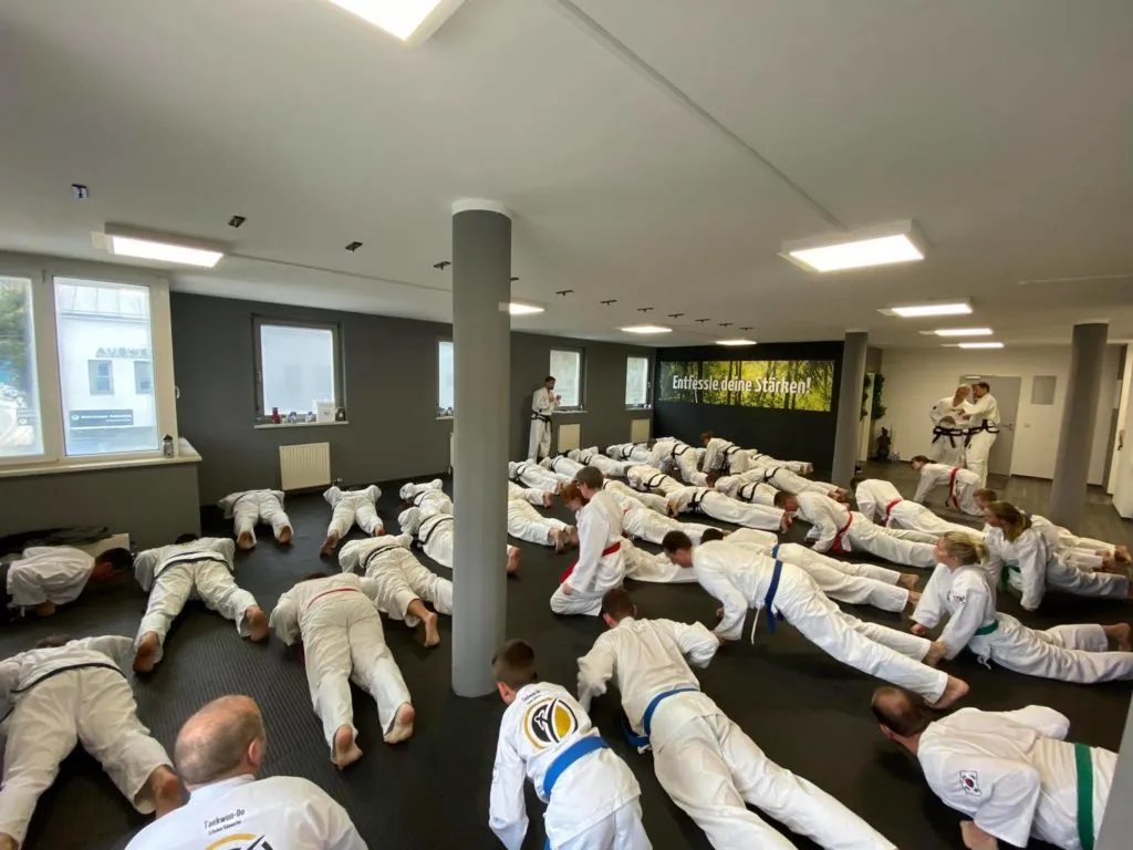 Teilnehmer des Adventslehrgangs der Taekwon-Do Schule Salzburg in großer Trainingshalle