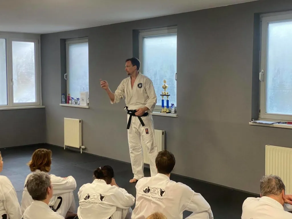 Teilnehmer des Adventslehrgangs der Taekwon-Do Schule Salzburg in großer Trainingshalle
