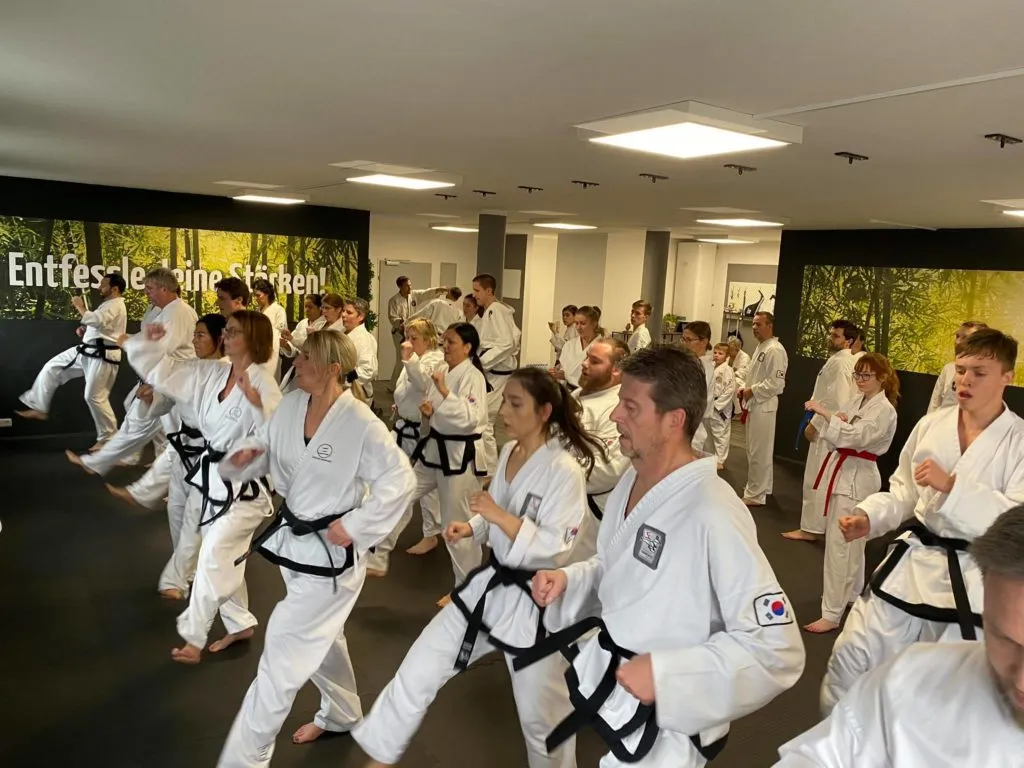 Teilnehmer des Adventslehrgangs der Taekwon-Do Schule Salzburg in großer Trainingshalle