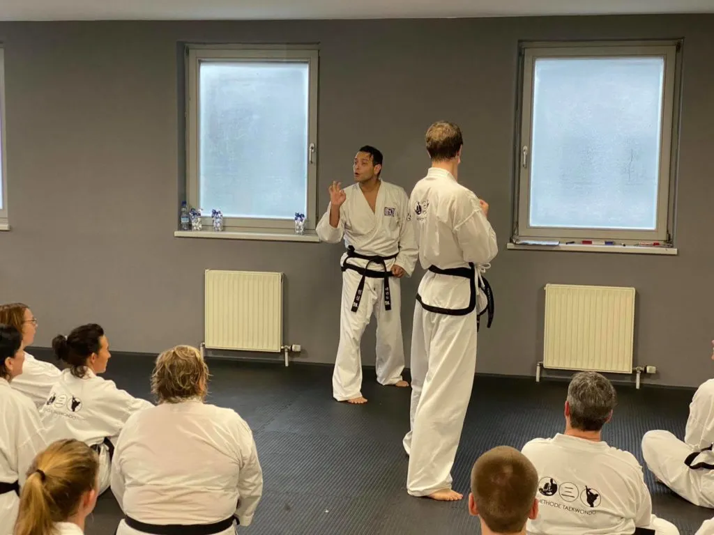 Teilnehmer des Adventslehrgangs der Taekwon-Do Schule Salzburg in großer Trainingshalle