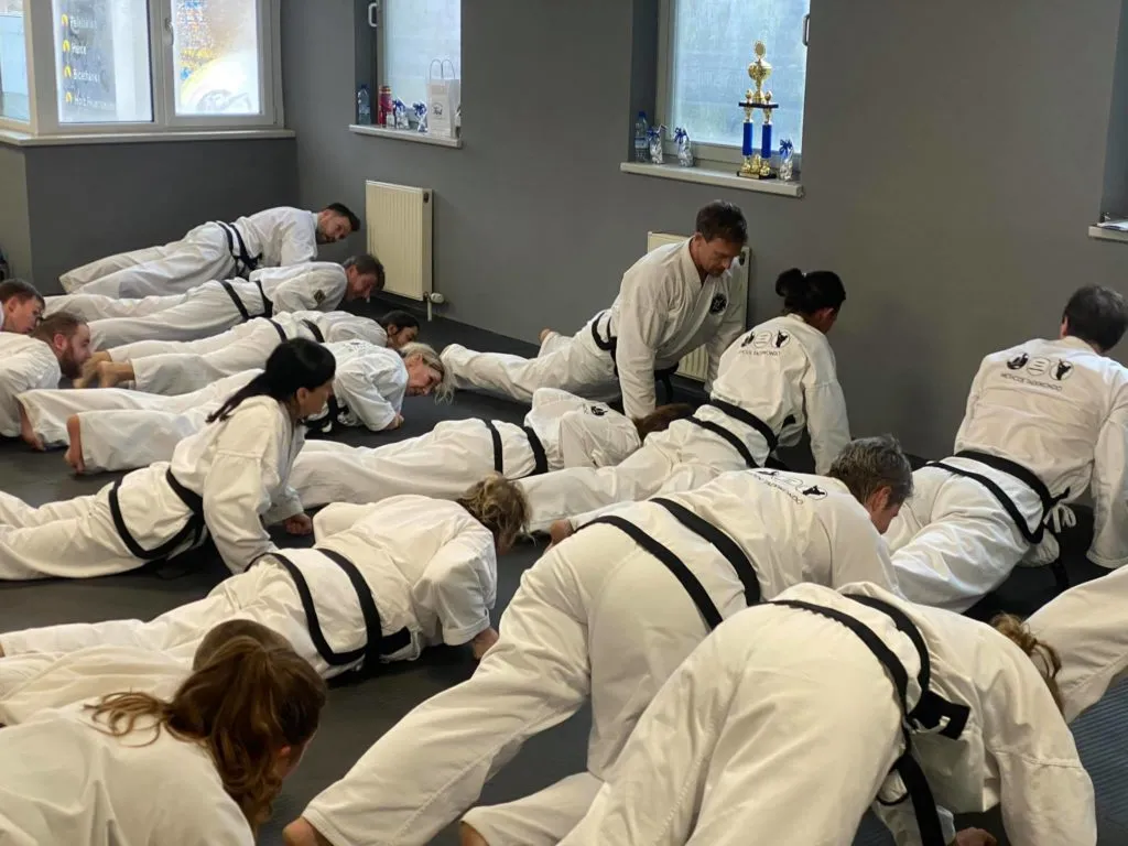 Teilnehmer des Adventslehrgangs der Taekwon-Do Schule Salzburg in großer Trainingshalle