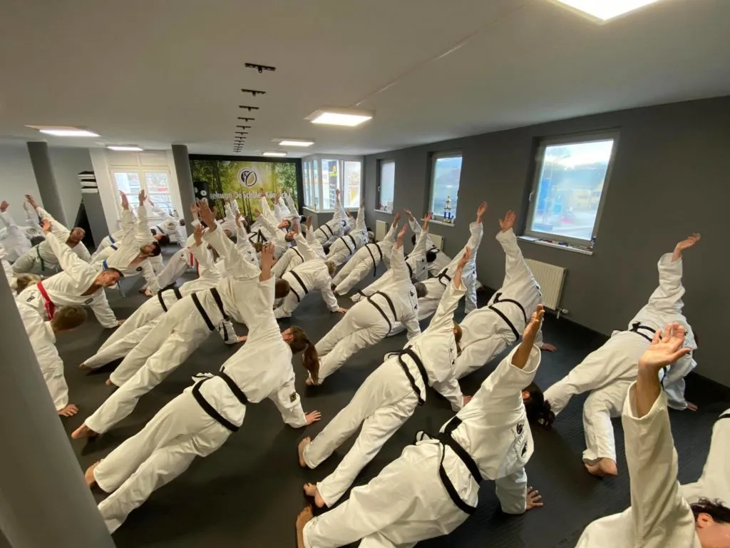 Teilnehmer des Adventslehrgangs der Taekwon-Do Schule Salzburg in großer Trainingshalle