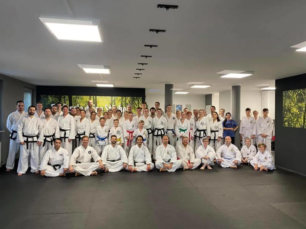 Teilnehmer des Adventslehrgangs der Taekwon-Do Schule Salzburg in großer Trainingshalle