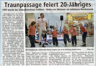 Zeitungsausschnitt "Traunpassage feiert 20-Jähriges" mit Foto eines Taekwondo-Trainers und der Budokids-Kindergruppe bei einer Vorführung im Einkaufszentrum Traunpassage