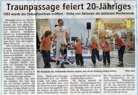 Zeitungsausschnitt "Traunpassage feiert 20-Jähriges" mit Foto eines Taekwondo-Trainers und der Budokids-Kindergruppe bei einer Vorführung im Einkaufszentrum Traunpassage