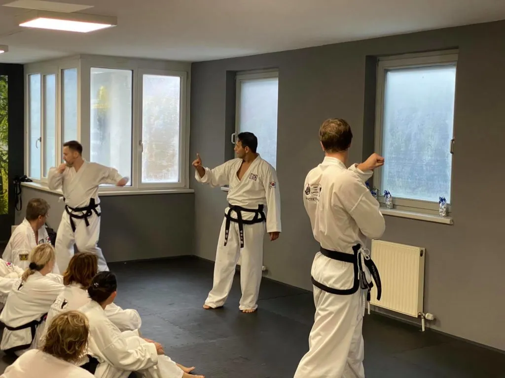 Teilnehmer des Adventslehrgangs der Taekwon-Do Schule Salzburg in großer Trainingshalle