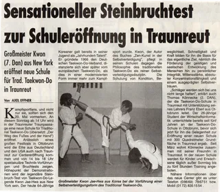 Zeitungsausschnitt Wochenblatt vom 16. Mai 2001: Großmeister Kwon Jae-Hwa zeigt eine Selbstverteidigungsform des Traditional Taekwon-Do zur Schuleröffnung in Traunreut