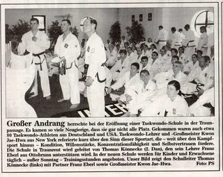 Zeitungsausschnitt Traunreuter Anzeiger vom 5. Juni 2001: Schulleiter Thomas Könnecke, Franz Eberl und Großmeister Kwon Jae-Hwa vor vollem Haus bei der Eröffnung in der Traunpassage