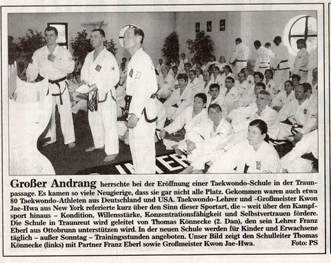 Zeitungsausschnitt Traunreuter Anzeiger vom 5. Juni 2001: Schulleiter Thomas Könnecke, Franz Eberl und Großmeister Kwon Jae-Hwa vor vollem Haus bei der Eröffnung in der Traunpassage