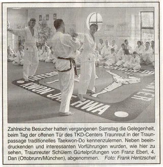 Zeitungsausschnitt Wochenblatt vom 30. Januar 2002: Gürtelprüfung beim Tag der offenen Tür des TKD-Centers Traunreut auf der Matte mit dem Schriftzug Kwon Jae-Hwa, Schüler sitzen im Hintergrund
