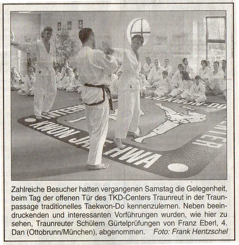 Zeitungsausschnitt Wochenblatt vom 30. Januar 2002: Gürtelprüfung beim Tag der offenen Tür des TKD-Centers Traunreut auf der Matte mit dem Schriftzug Kwon Jae-Hwa, Schüler sitzen im Hintergrund