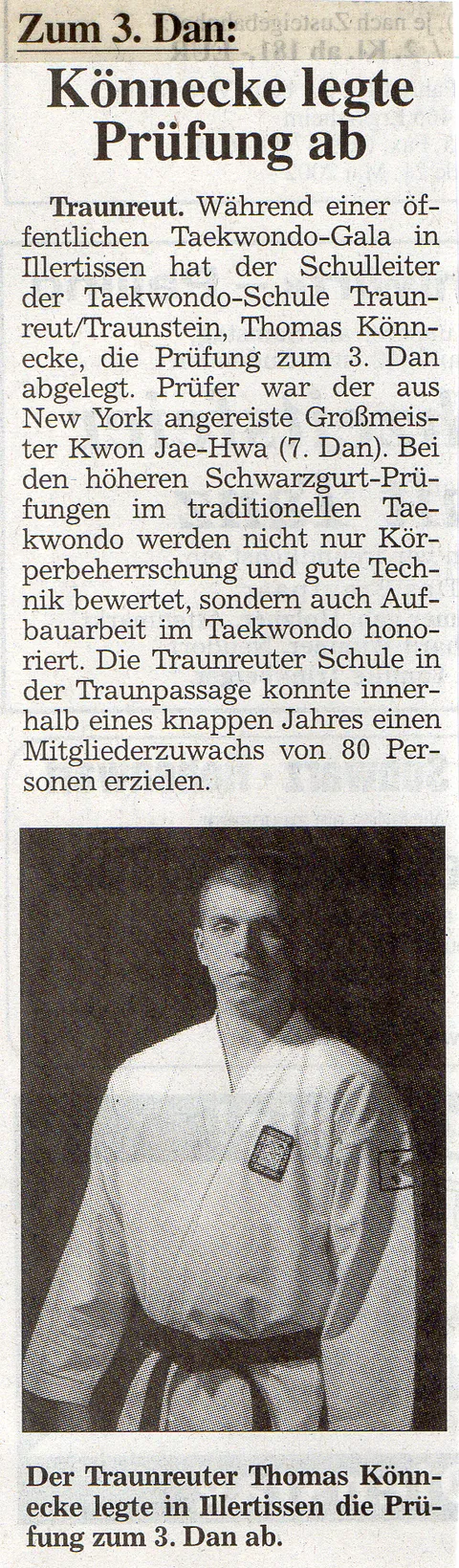 Zeitungsausschnitt Traunreuter Anzeiger vom 2. Mai 2002: „Zum 3. Dan: Könnecke legte Prüfung ab" mit Porträt von Thomas Könnecke im Dobok