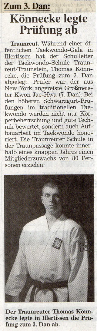Zeitungsausschnitt Traunreuter Anzeiger vom 2. Mai 2002: „Zum 3. Dan: Könnecke legte Prüfung ab" mit Porträt von Thomas Könnecke im Dobok