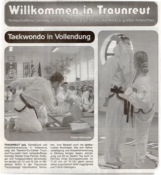 Zeitungsseite Wochenblatt vom 30. April 2003 „Willkommen in Traunreut – Taekwondo in Vollendung": Bruchtest-Vorführung vor sitzenden Schülern und ein Trainer beim hohen Tritt