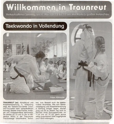 Zeitungsseite Wochenblatt vom 30. April 2003 „Willkommen in Traunreut – Taekwondo in Vollendung": Bruchtest-Vorführung vor sitzenden Schülern und ein Trainer beim hohen Tritt