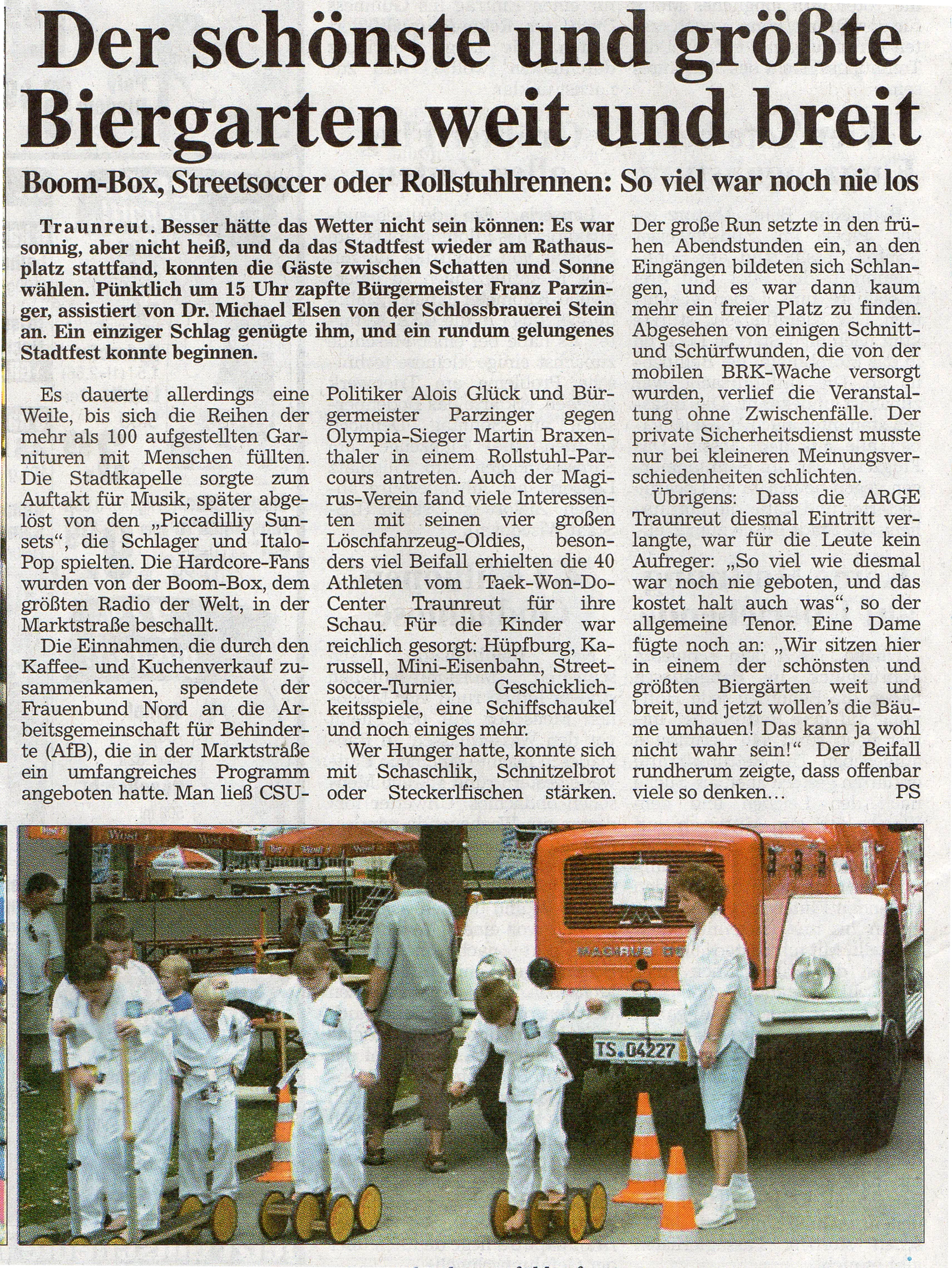 Zeitungsartikel Traunreuter Anzeiger vom 14. Juli 2003 „Der schönste und größte Biergarten weit und breit“ über das Stadtfest Traunreut mit Foto von Kindern im Dobok auf Rollbrettern vor einem Magirus-Oldtimer