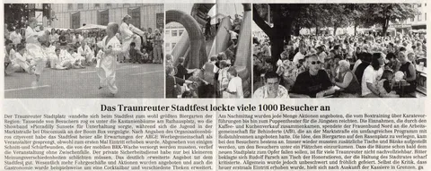 Zeitungsseite Traunsteiner Tagblatt vom 14. Juli 2003: Taekwondo-Vorführung vor Publikum auf dem Traunreuter Stadtplatz, Hüpfburg und voller Biergarten – „Das Traunreuter Stadtfest lockte viele 1000 Besucher an"