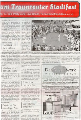 Zeitungsseite zur Vorschau auf das Traunreuter Stadtfest 2004 mit Foto einer Taekwon-Do-Vorführung vor Publikum auf dem Stadtplatz
