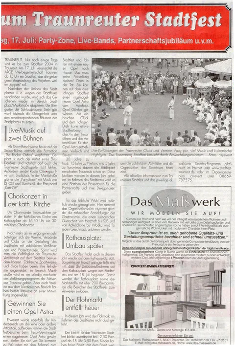 Zeitungsseite zur Vorschau auf das Traunreuter Stadtfest 2004 mit Foto einer Taekwon-Do-Vorführung vor Publikum auf dem Stadtplatz