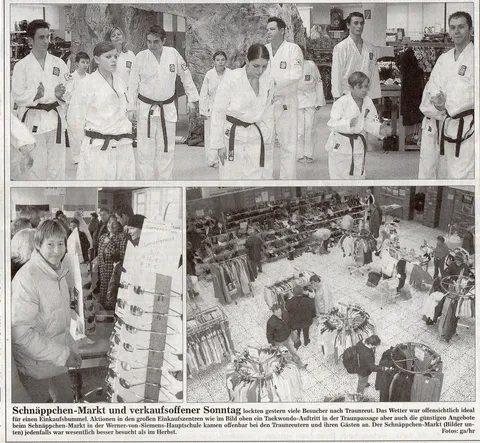 Bildseite Traunreuter Anzeiger vom 7. März 2005: Taekwondo-Gruppe mit Schwarz- und Blaugurten in einer Reihe beim Auftritt in der Traunpassage, unten Schnäppchen-Markt in der Werner-von-Siemens-Hauptschule
