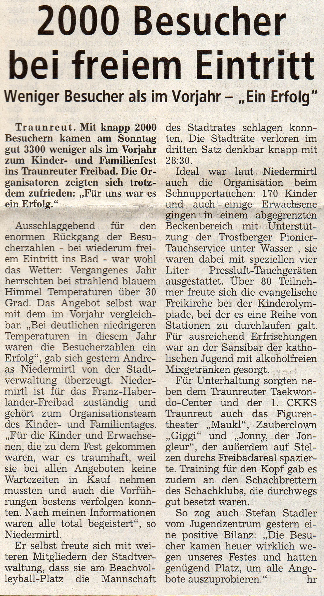 Zeitungsartikel Traunreuter Anzeiger vom 26. Juli 2005: „2000 Besucher bei freiem Eintritt“ über das Kinder- und Familienfest im Traunreuter Freibad