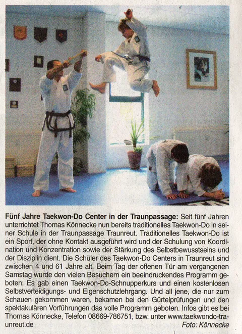 Zeitungsausschnitt Wochenblatt vom 24. Mai 2006: Sprungtritt über zwei gebückte Partner beim Tag der offenen Tür zum fünfjährigen Bestehen des Taekwon-Do Centers Traunreut