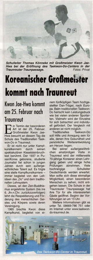 Zeitungsausschnitt Wochenblatt vom 21. Februar 2007: Schulleiter Thomas Könnecke mit Großmeister Kwon Jae-Hwa bei der Eröffnung des Taekwon-Do-Centers, unten die Trainingshalle in der Traunpassage