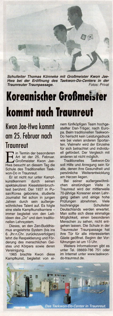 Zeitungsausschnitt Wochenblatt vom 21. Februar 2007: Schulleiter Thomas Könnecke mit Großmeister Kwon Jae-Hwa bei der Eröffnung des Taekwon-Do-Centers, unten die Trainingshalle in der Traunpassage