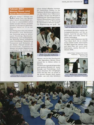 Magazinseite Kwon, Jae-Hwa Taekwon-Do 2007: Thomas Könnecke beim Bruchtest, Meister Kwon gibt Autogramme, Bürgermeister Parzinger mit Kwon und Könnecke in Traunreut, volle Trainingshalle beim Lehrgang