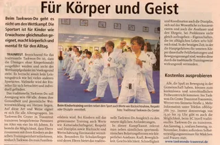 Zeitungsseite „Für Körper und Geist" vom 25. Oktober 2007: Kinder in weißen Doboks beim Kindertraining im Taekwon-Do Center Traunreut, Fauststoß in Reihe auf blauer Matte