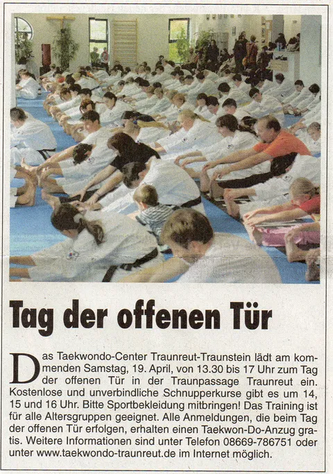 Zeitungsausschnitt Wochenblatt vom 16. April 2008: Volle Trainingshalle mit Schülern in weißen Doboks bei Dehnübungen – Ankündigung Tag der offenen Tür des Taekwondo-Centers Traunreut-Traunstein