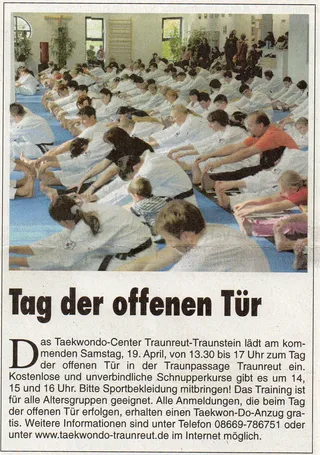 Zeitungsausschnitt Wochenblatt vom 16. April 2008: Volle Trainingshalle mit Schülern in weißen Doboks bei Dehnübungen – Ankündigung Tag der offenen Tür des Taekwondo-Centers Traunreut-Traunstein