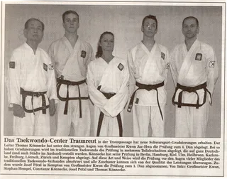 Zeitungsfoto Traunreuter Anzeiger vom 23. September 2008: Großmeister Kwon Jae-Hwa, Stephan Hempel, Constanze Könnecke, Josef Pötzl und Thomas Könnecke in weißen Doboks mit Schwarzgurten