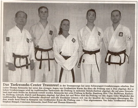 Zeitungsfoto Traunreuter Anzeiger vom 23. September 2008: Großmeister Kwon Jae-Hwa, Stephan Hempel, Constanze Könnecke, Josef Pötzl und Thomas Könnecke in weißen Doboks mit Schwarzgurten