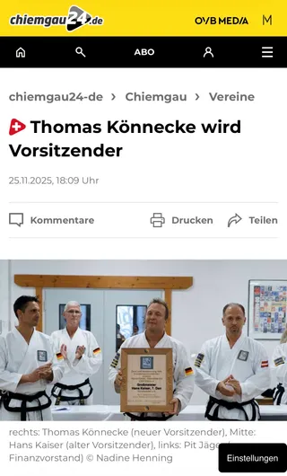 Screenshot chiemgau24.de vom 25. November 2025: „Thomas Könnecke wird Vorsitzender" – Hans Kaiser hält die Dankesplakette des Traditional Taekwon-Do Centers, daneben Pit Jäger und Thomas Könnecke in weißen Doboks