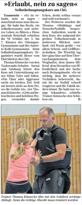 Zeitungsausschnitt Traunsteiner Tagblatt vom 22. Oktober 2026: „»Erlaubt, nein zu sagen« – Selbstbehauptungskurs am ChG“ mit Foto von Trainer Thomas Könnecke im Schutzpanzer, der mit einer Schülerin eine Abwehrtechnik übt
