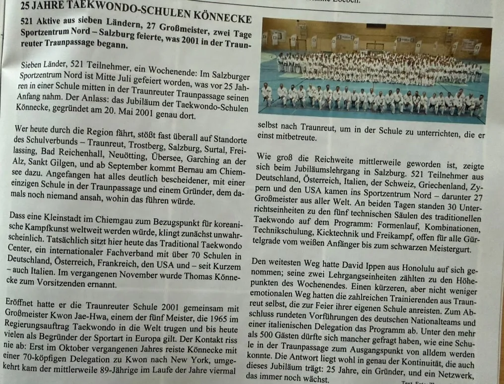 Zeitungsbeitrag „25 Jahre Taekwondo-Schulen Könnecke" im Traunreuter Stadtblatt vom September 2026 mit Gruppenfoto des Jubiläumslehrgangs in Salzburg