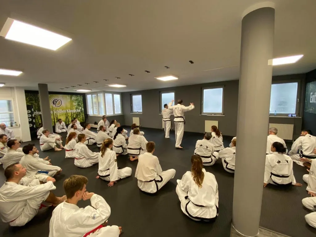 Teilnehmer des Adventslehrgangs der Taekwon-Do Schule Salzburg in großer Trainingshalle