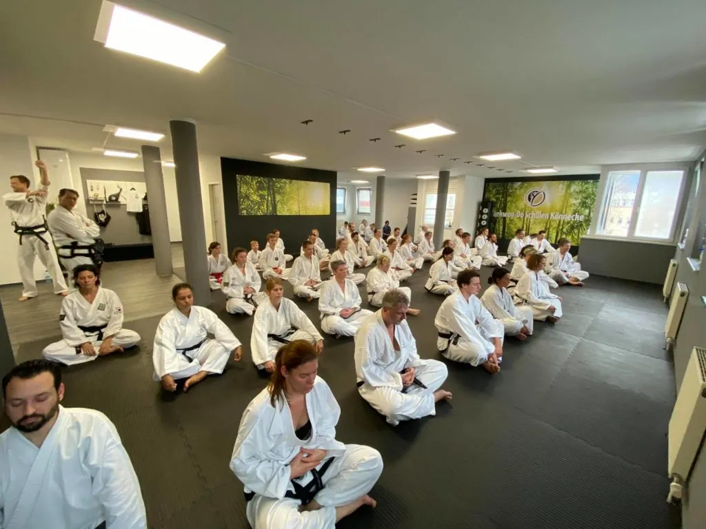 Teilnehmer des Adventslehrgangs der Taekwon-Do Schule Salzburg in großer Trainingshalle